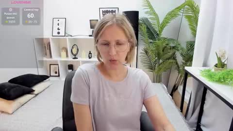 Snapshot of paris_cherry chatting on 09-22-25, 08:00 Paris online show from 09-22-25, 08:00