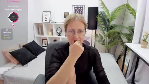 Snapshot of paris_cherry chatting on 10-14-25, 09:26 Paris online show from 10-14-25, 09:26