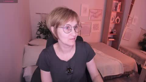 Snapshot of paris_cherry chatting on 04-19-26, 12:48 Paris online show from 04-19-26, 12:48