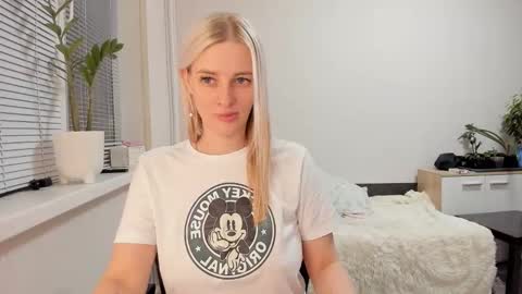 Snapshot of paris_hilt_on chatting on 02-28-25, 01:25 Sasha online show from 02-28-25, 01:25