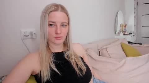 Snapshot of paris_hilt_on chatting on 11-09-25, 07:28 Sasha online show from 11-09-25, 07:28