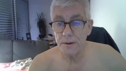 Snapshot of patrick5275 chatting on 06-11-26, 04:43 patrick5275 online show from 06-11-26, 04:43