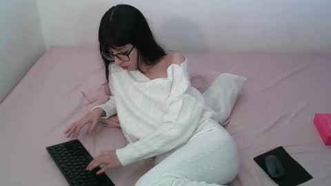 Snapshot of paulainblue chatting on 10-26-25, 02:17   online show from 10-26-25, 02:17