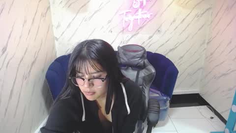 Snapshot of paulette_v chatting on 03-12-25, 08:41 Live 800am 200pm COLOMBIAN HOUR online show from 03-12-25, 08:41