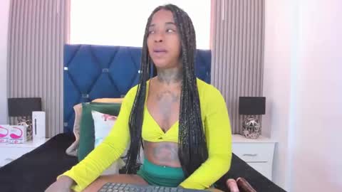 Snapshot of pauline_fox chatting on 10-21-25, 01:50 Pauline online show from 10-21-25, 01:50