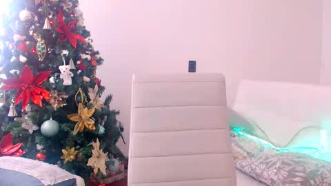 Snapshot of paulinerussell chatting on 12-13-24, 06:27 vle online show from 12-13-24, 06:27