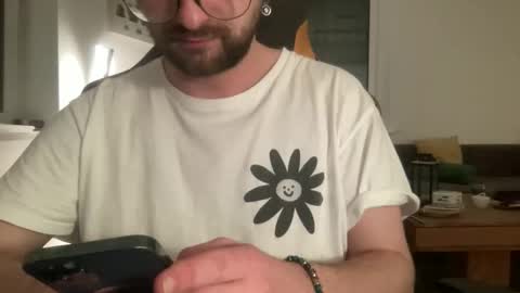 Snapshot of paulsimpsn chatting on 11-14-25, 09:24 love bush online show from 11-14-25, 09:24