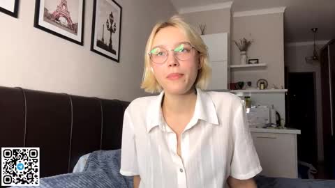 Lola online show from 10-26-25, 02:34