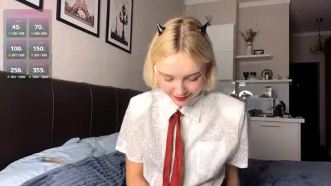 Lola online show from 10-31-25, 04:19