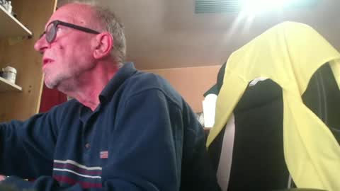 Snapshot of pc8474408 chatting on 06-12-26, 11:31 pc8474408 online show from 06-12-26, 11:31