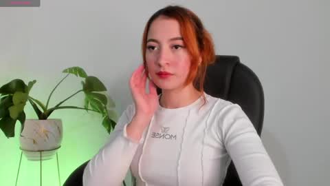 Snapshot of pear__moon chatting on 05-18-26, 07:36 LILLY online show from 05-18-26, 07:36