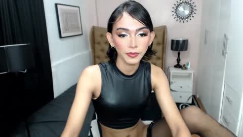 Snapshot of pearlmoore chatting on 02-04-25, 01:23 Pearl online show from 02-04-25, 01:23