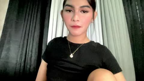 Snapshot of pearlmoore chatting on 12-17-25, 04:02 Pearl online show from 12-17-25, 04:02