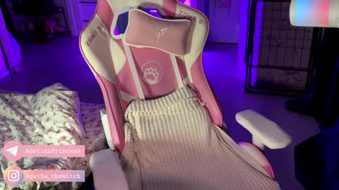 Snapshot of pearlprincess_ chatting on 12-16-24, 12:48 Adelina online show from 12-16-24, 12:48