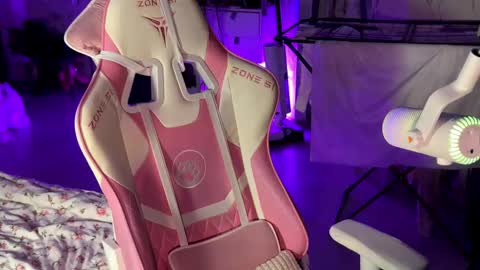 Snapshot of pearlprincess_ chatting on 03-10-25, 02:06 Adelina online show from 03-10-25, 02:06