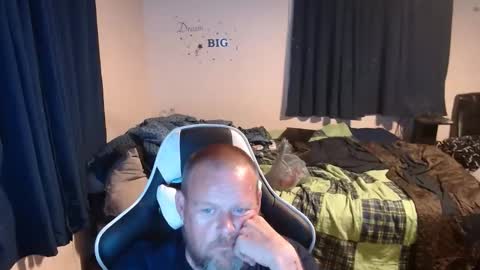 Snapshot of pecker40 chatting on 12-31-24, 03:23 pecker40 online show from 12-31-24, 03:23