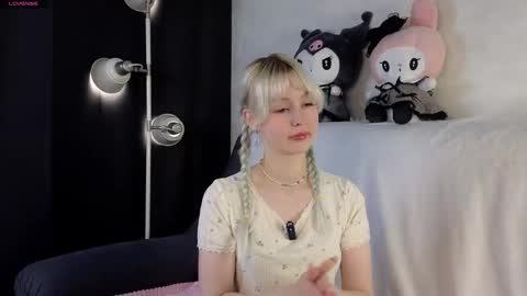 Snapshot of peek_in_my_window chatting on 09-18-25, 01:40 tony online show from 09-18-25, 01:40