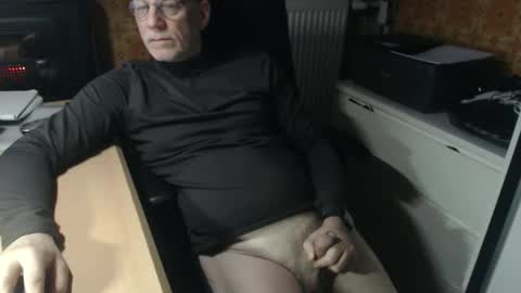 Snapshot of pemue65 chatting on 02-25-26, 06:12 Pemue65 online show from 02-25-26, 06:12