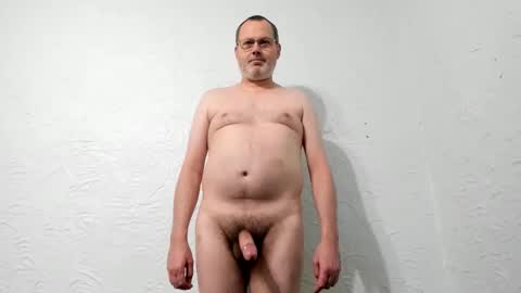 Snapshot of penis_dance chatting on 11-19-25, 07:14 Vincent Howard online show from 11-19-25, 07:14