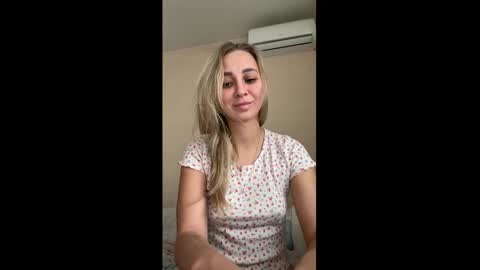 Snapshot of perfectjulia chatting on 11-14-25, 04:33 Julia online show from 11-14-25, 04:33