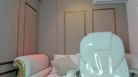 PerlaPreciosa online show from 12-18-25, 04:07