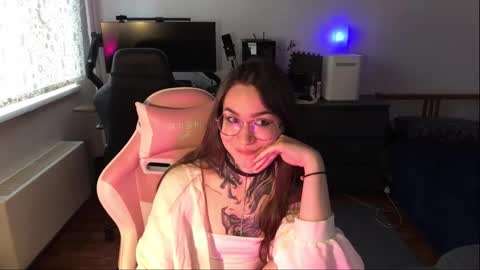 petal_dust_ online show from 03-26-26, 02:44