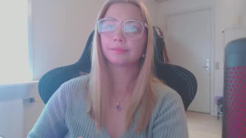 Snapshot of petalkiss chatting on 09-10-25, 02:39 petalkiss online show from 09-10-25, 02:39