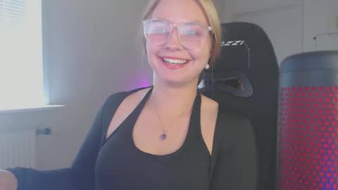 Snapshot of petalkiss chatting on 09-15-25, 01:44 petalkiss online show from 09-15-25, 01:44