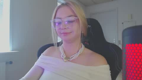 Snapshot of petalkiss chatting on 09-16-25, 01:45 petalkiss online show from 09-16-25, 01:45