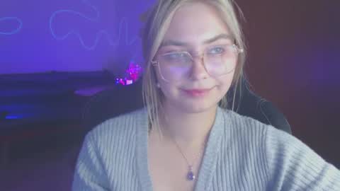 Snapshot of petalkiss chatting on 10-03-25, 04:59 petalkiss online show from 10-03-25, 04:59