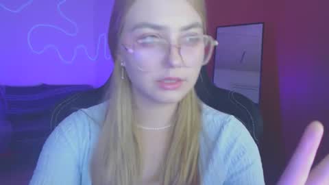 Snapshot of petalkiss chatting on 10-13-25, 07:03 petalkiss online show from 10-13-25, 07:03