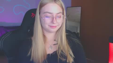 Snapshot of petalkiss chatting on 10-24-25, 05:42 petalkiss online show from 10-24-25, 05:42