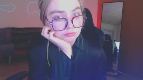 Snapshot of petalkiss chatting on 11-02-25, 06:10 petalkiss online show from 11-02-25, 06:10