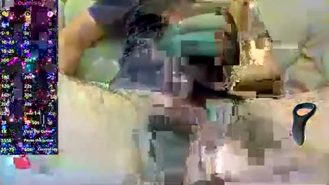 Snapshot of petardo_ chatting on 12-23-24, 10:10 Petardo online show from 12-23-24, 10:10