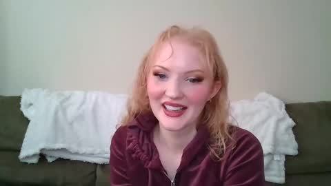 Snapshot of petite_cupcake chatting on 01-28-25, 07:00 Little cupcake online show from 01-28-25, 07:00