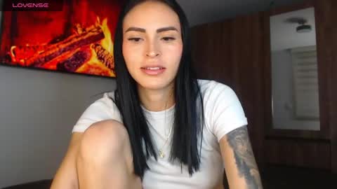 Snapshot of petite_linda chatting on 05-23-26, 03:01 Linda online show from 05-23-26, 03:01