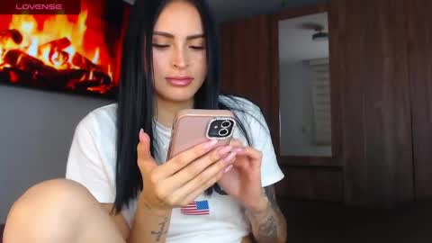 Snapshot of petite_linda chatting on 06-05-26, 01:56 Linda online show from 06-05-26, 01:56