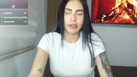 Snapshot of petite_linda chatting on 06-11-26, 12:32 Linda online show from 06-11-26, 12:32