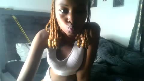 petite_queen69 online show from 06-12-26, 10:52