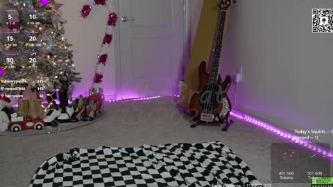 Snapshot of petitebrat chatting on 12-14-24, 12:01 PiperAvery online show from 12-14-24, 12:01