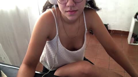 Snapshot of petitecurlybrunette chatting on 04-09-26, 12:43 Mlian online show from 04-09-26, 12:43