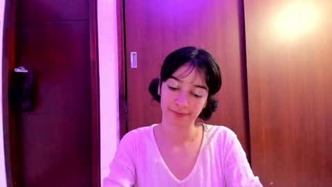 Snapshot of petitee_lunna chatting on 12-18-24, 06:32 Lunna online show from 12-18-24, 06:32