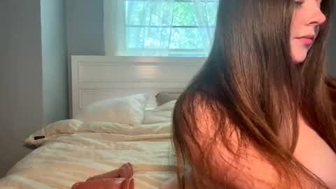 Snapshot of petitegirluvsdick chatting on 06-04-26, 06:36 Bella online show from 06-04-26, 06:36