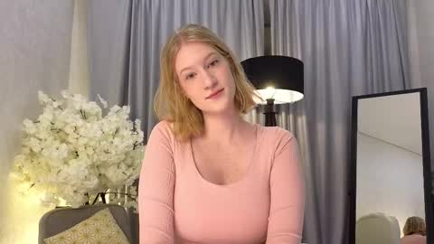 Snapshot of petitelz chatting on 11-12-25, 06:19 Elza online show from 11-12-25, 06:19