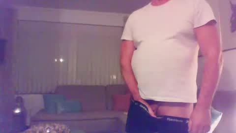 Snapshot of phil279 chatting on 11-04-25, 07:24 Phil online show from 11-04-25, 07:24