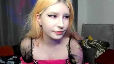 Snapshot of phoenixvale chatting on 11-25-25, 04:07 Phoenixvale Pls follow me online show from 11-25-25, 04:07