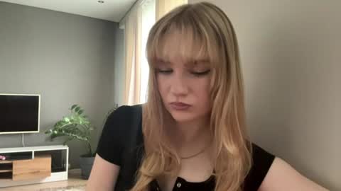 Snapshot of piastonesifer chatting on 06-18-26, 11:42 Kristie online show from 06-18-26, 11:42