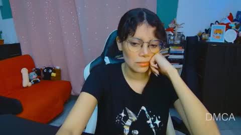 Snapshot of piixiie_d_oll chatting on 01-09-26, 04:15 Andrea G online show from 01-09-26, 04:15