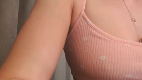 Snapshot of pineapple__mood chatting on 05-24-26, 06:24 online show from 05-24-26, 06:24