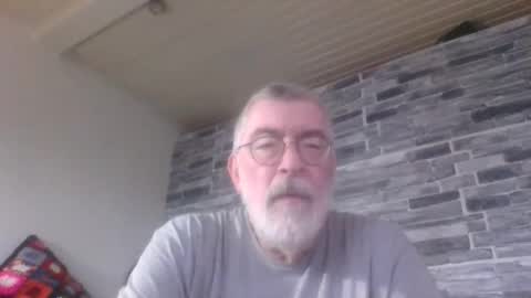 Snapshot of pinholder chatting on 10-13-25, 06:35 Michael online show from 10-13-25, 06:35